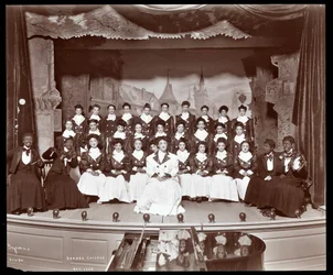 Die Besetzung der Junior Show, eine Amateurproduktion, präsentiert von Unterklassen an der Barnard College, New York